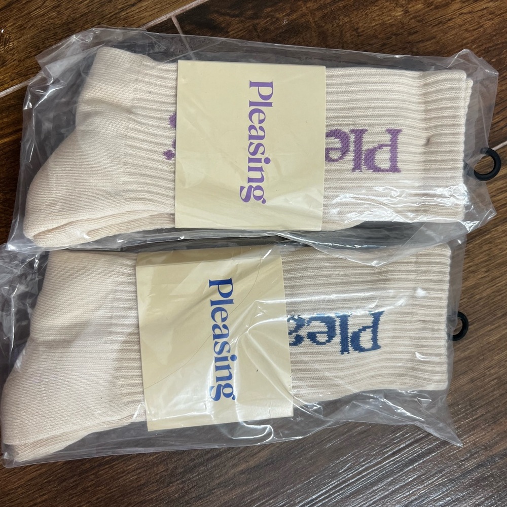 2 pairs Pleasing socks Blue and Red